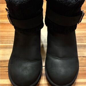 UGG Australia Cassidee Ankle Boots Black Leather  Cable Knit Cuff Size 7 EUC